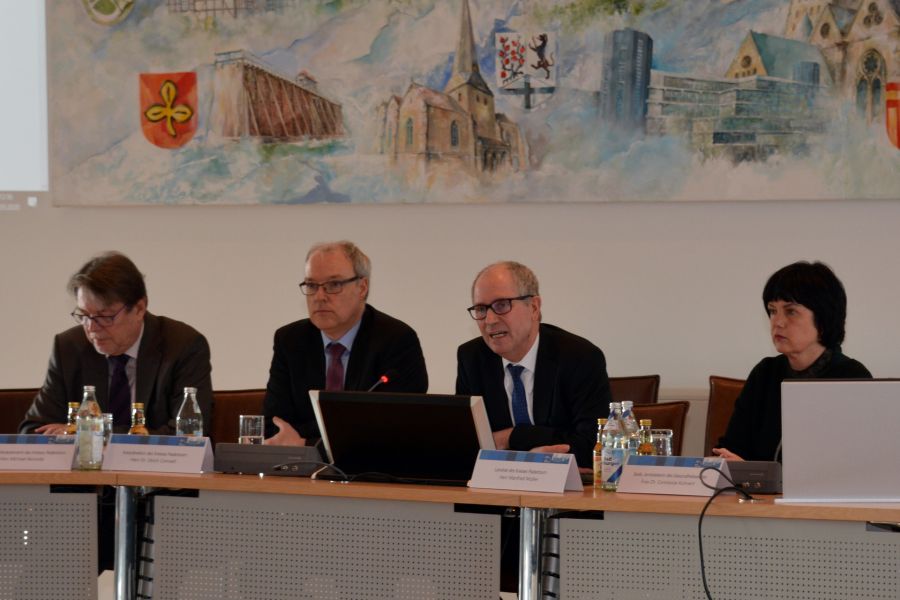 Informierten im Paderborner Kreishaus über den ersten Corona-Fall. Von links: Gesundheitsdezernent Michael Beninde, Kreisdirektor Dr. Ulrich Conradi, Landrat Manfred Müller und stellv. Amtsleitung des Gesundheitsamtes Dr. Constanze Kuhnert. Foto: Amt für Presse und Öffentlichkeit, Kreis Paderborn, Meike Delang